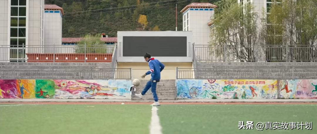 数学老师带着小朋友们去校园,数学老师带着孩子来学校