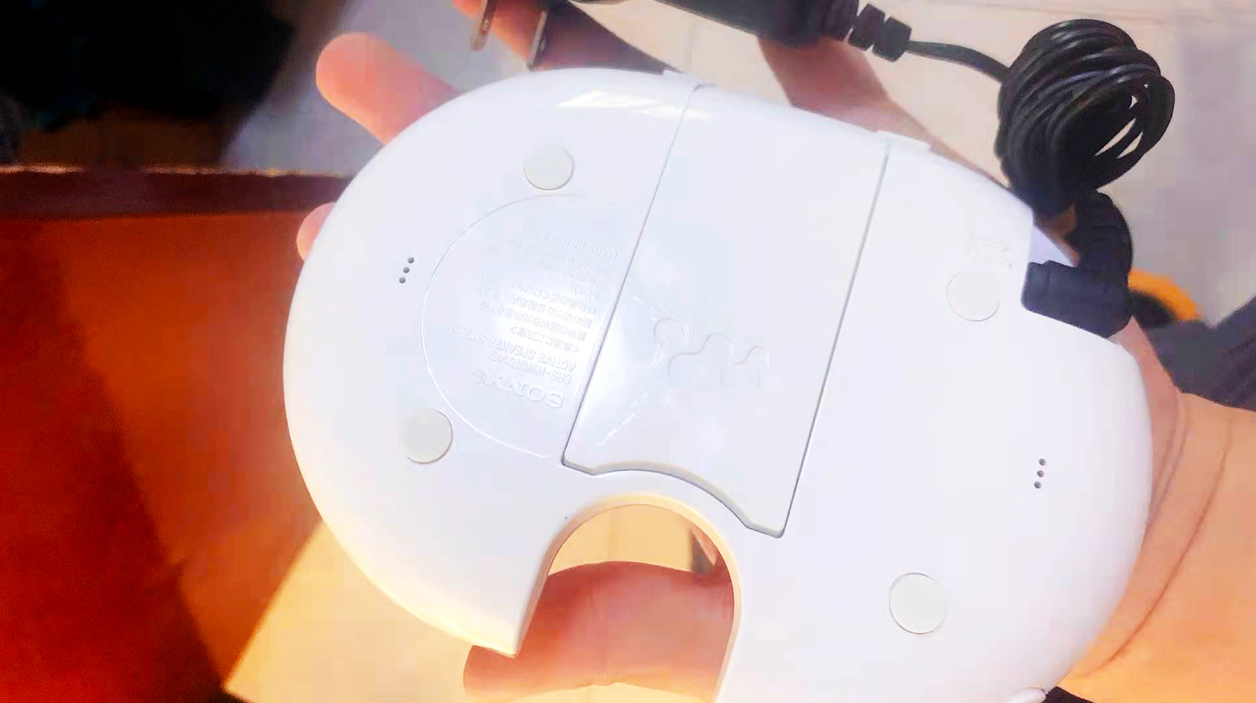 中间凹进去的音箱,中间镂空音箱