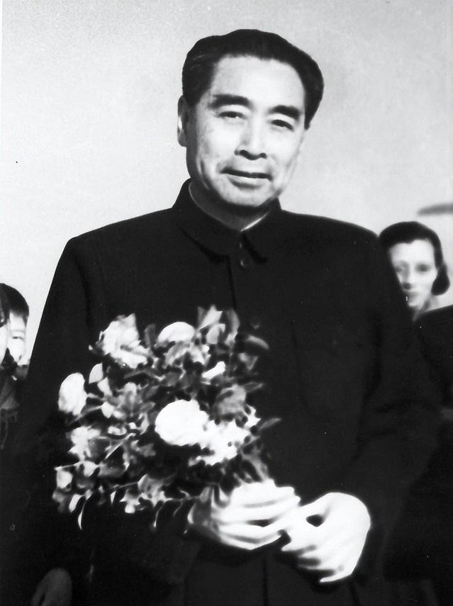 与周总理假扮“革命夫妻”，1976年得知总理去世，她哭晕在大堂