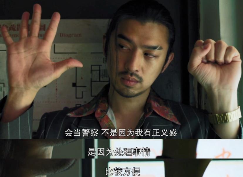 比《哭悲》还上头？逃犯吃屎，警察“全裸”查案，致敬《无间道》