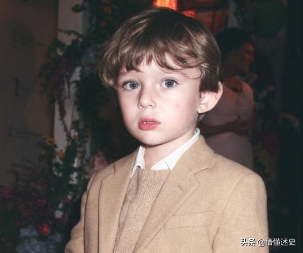 特朗普最小的儿子和最大的孙子,特朗普的小儿子今年几岁