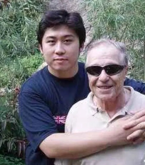 中国小伙报恩把瑞士房东接来养老,中国小伙为报恩接瑞士老人回国