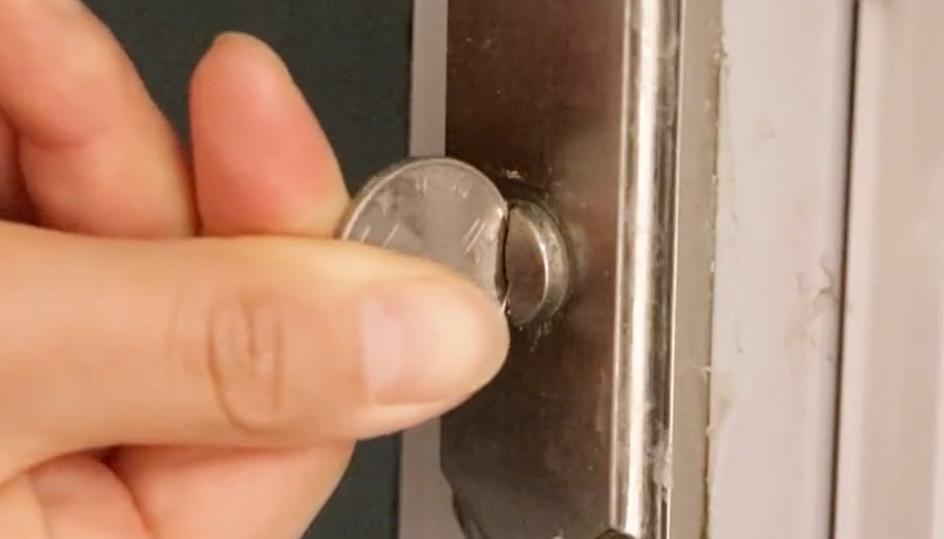 孩子淘气把自己锁在保险柜,门被反锁只需要一枚硬币快速打开