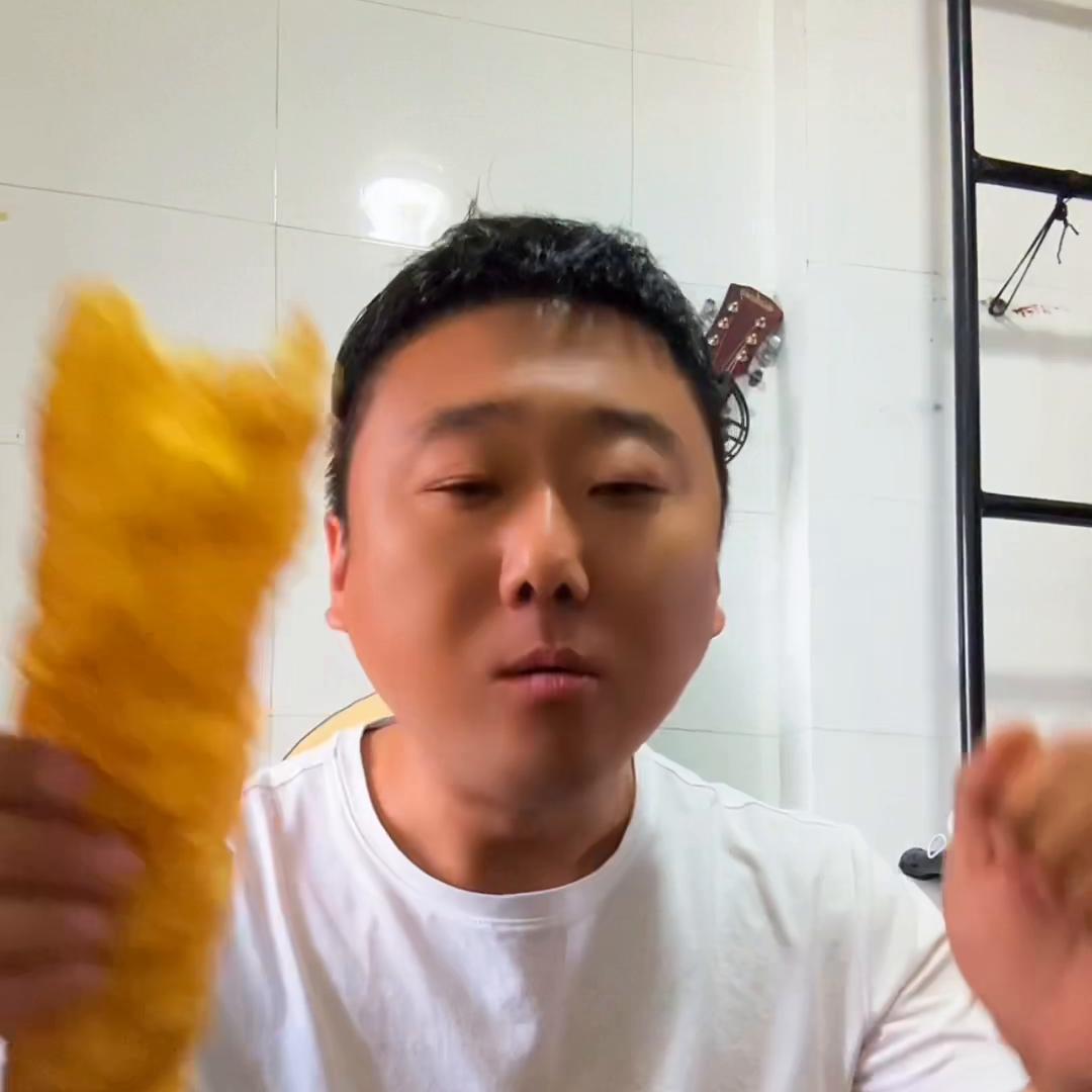 油条推荐，老教委家属楼下和第四小学路口小吃车，一早上吃...