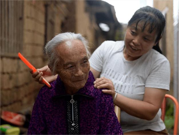 56岁大姐嫁高中富帅,38岁大姐嫁25岁小伙