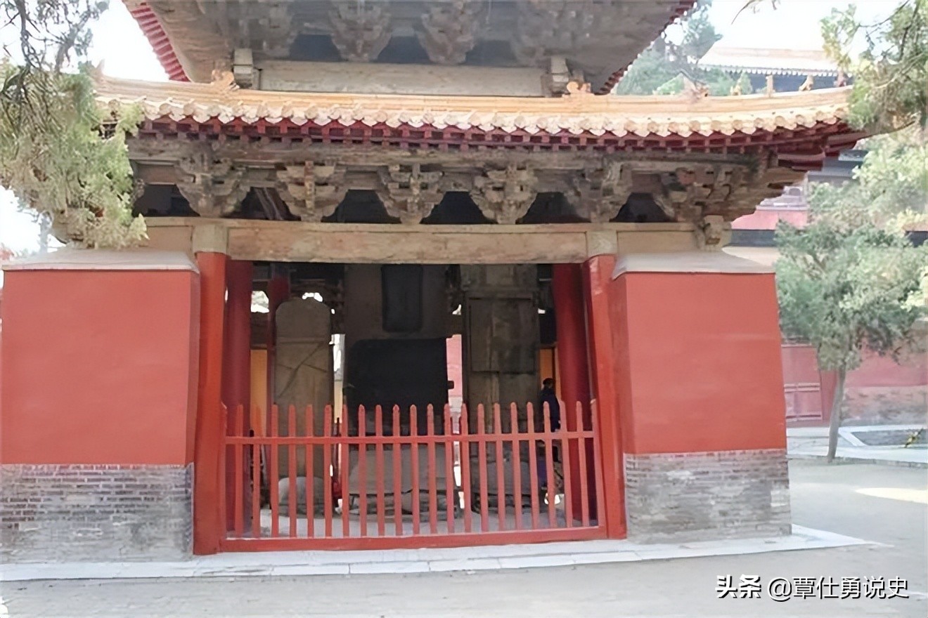 1952年，毛主席游曲阜孔庙，问同游的*世友许**等人：孔子姓什么？