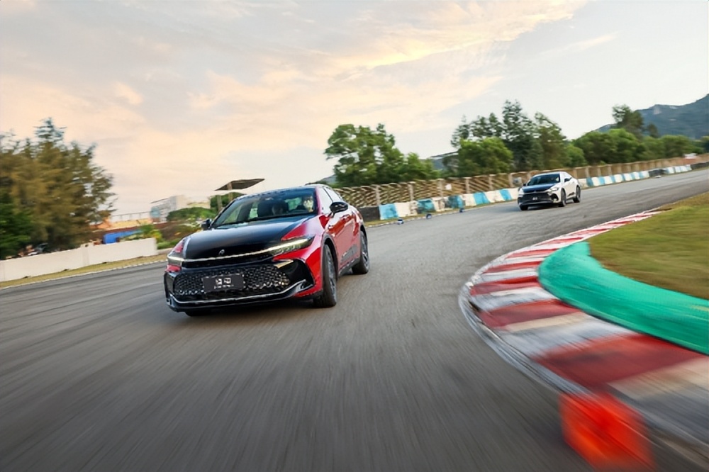 皇冠sportcross详解,16代皇冠crosssport驾驶感受