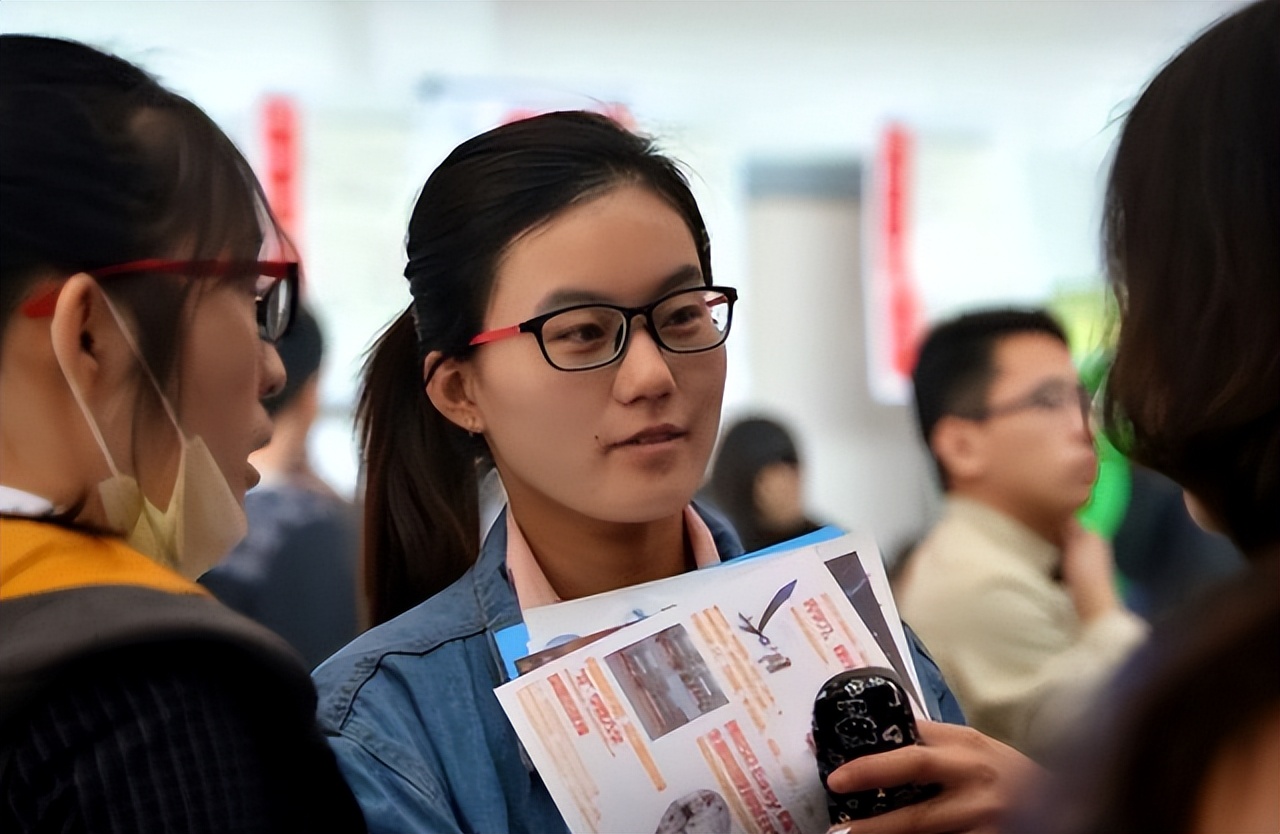 公务员凭啥是“铁饭碗”？看了正科级待遇后才懂，难怪越老越吃香