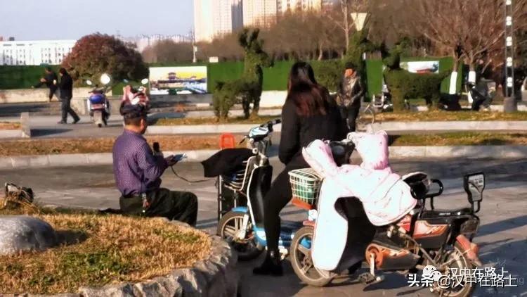 冬泳爱好者低温中畅游泳,泳者无所畏惧