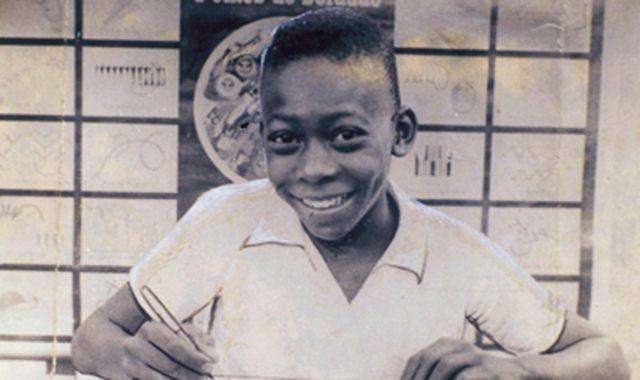 球王贝利的一生有多传奇？从贫民窟到足坛巨星，一代球王就此陨落