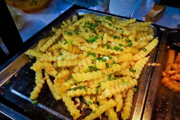 95后夫妻摆摊日入9000元,夫妻摆摊日入9000元被质疑