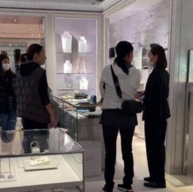 那英逛超市,那英一家三口现身英国街头