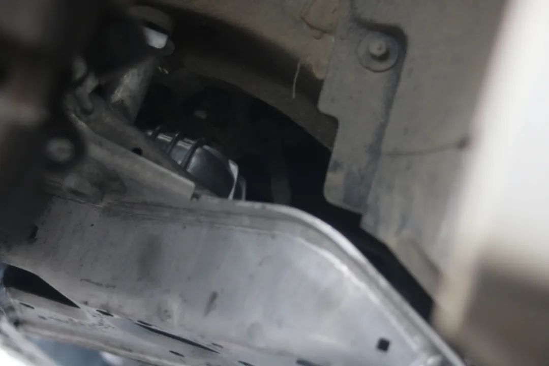 破烂不堪的废旧车变成新车的视频,宝马e90325i