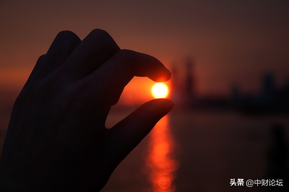 生活如此绝望，还要兴高采烈地活着