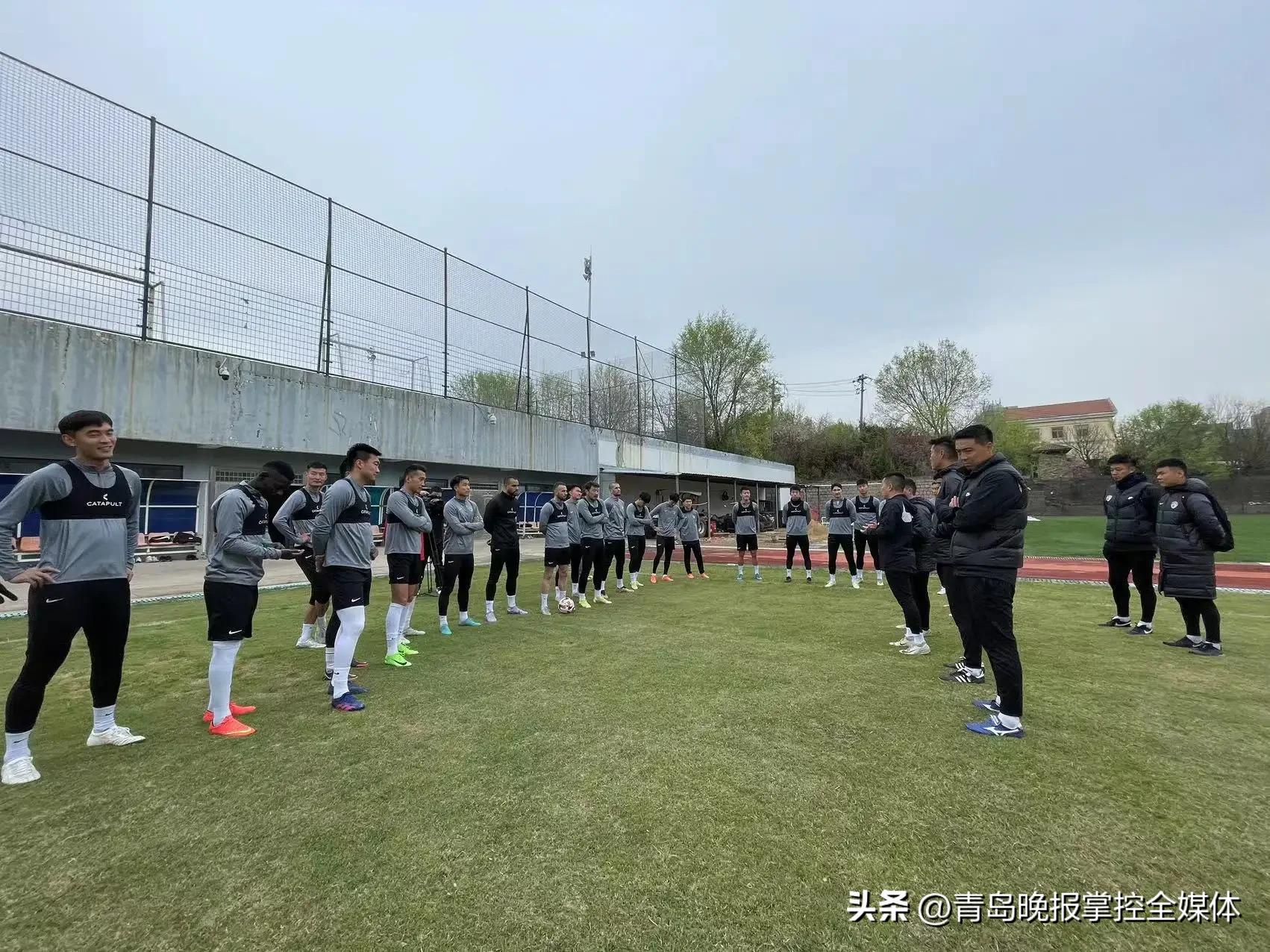 信心满满新老众将干劲足备战中超新赛季海牛足球队首次在基地举行公开训练课