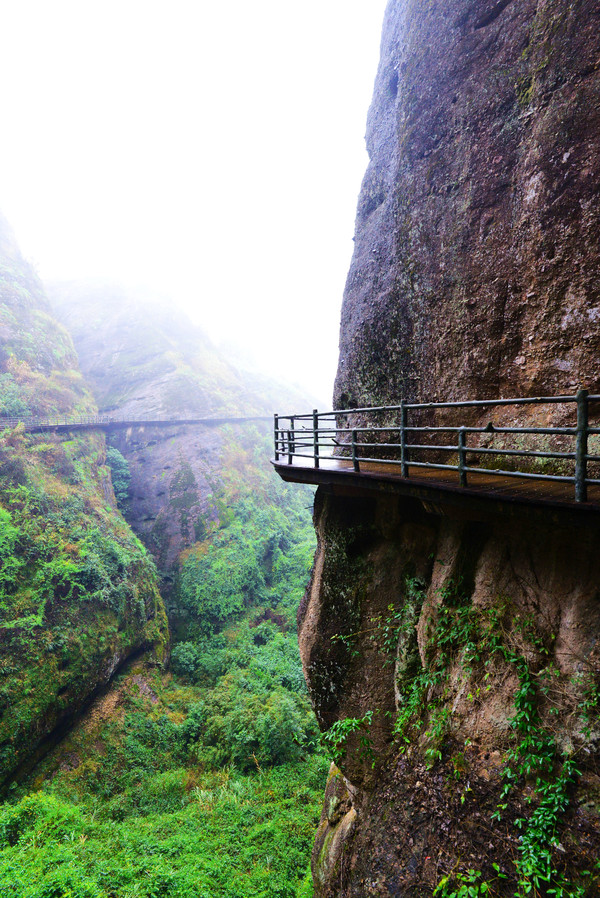 问道龙虎山，观“天下三绝”，“道教第一山”碧水丹霞入画来