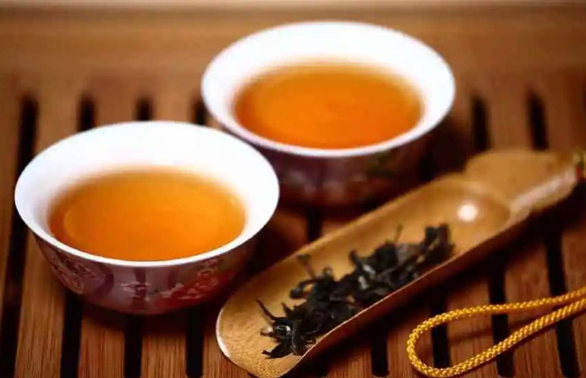 这两种茶最好别用沸水直接冲泡,泡茶先放茶还是先放水这也有讲究