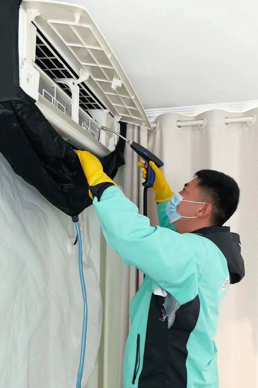 “一秒千金”的世界杯上,他们在为这群普通人加油