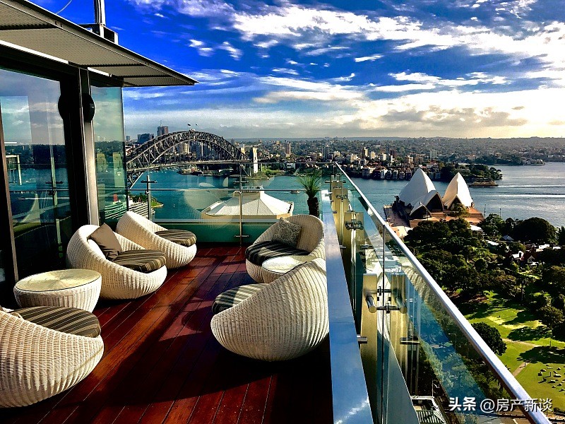 顶楼带露台和一楼带花园哪个好,100平方顶楼复式带露台花园