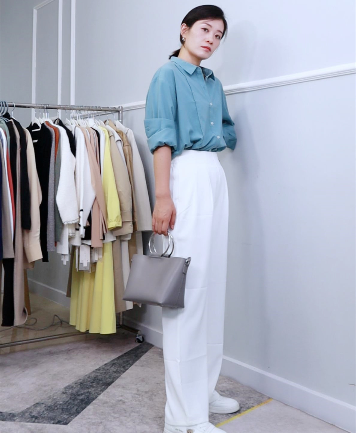 白t恤搭配什么衬衫比较好看,白t恤外面搭配什么样的衬衫