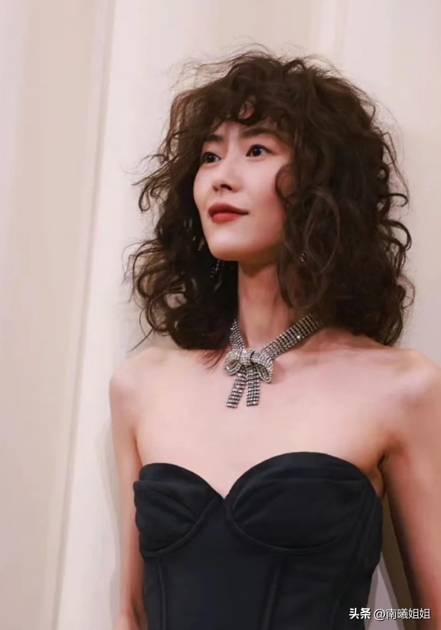 适合细软塌发量少的锁骨卷发,锁骨卷发流行发型减龄
