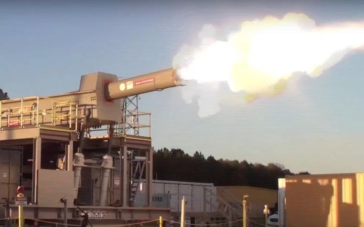 央视电磁炮测试穿透钢板,电磁炮可在百公里外击穿厚钢板