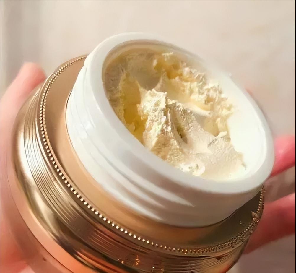 脸泛红是洗面奶的原因吗,为什么用完洗面奶脸会变白