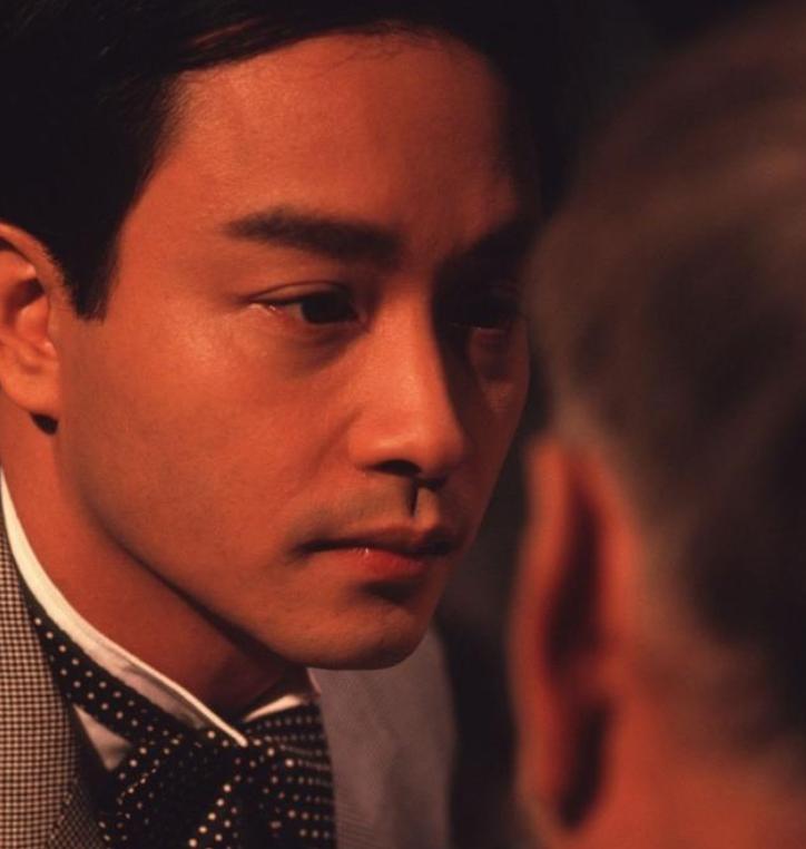 张国荣：被继母淋尿，原生家庭让他苦不堪言，46岁跳楼全身是伤