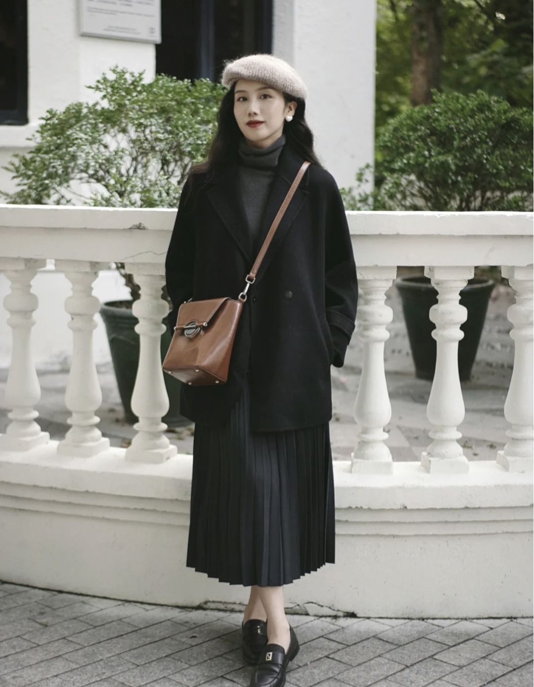 冬季流行鱼尾裙短款羽绒服穿搭,深色羽绒服搭配什么色的半身裙