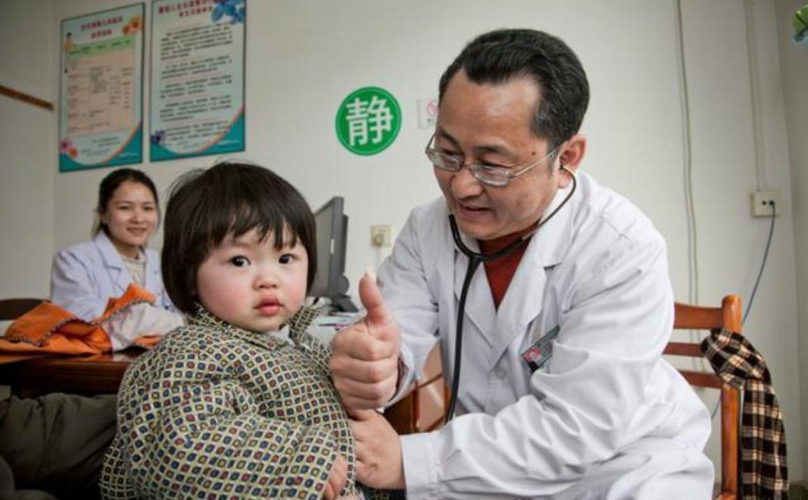 洁癖小姨带娃三天，孩子哭着不拉尿，妈妈拉开娃的裤子一看吐了