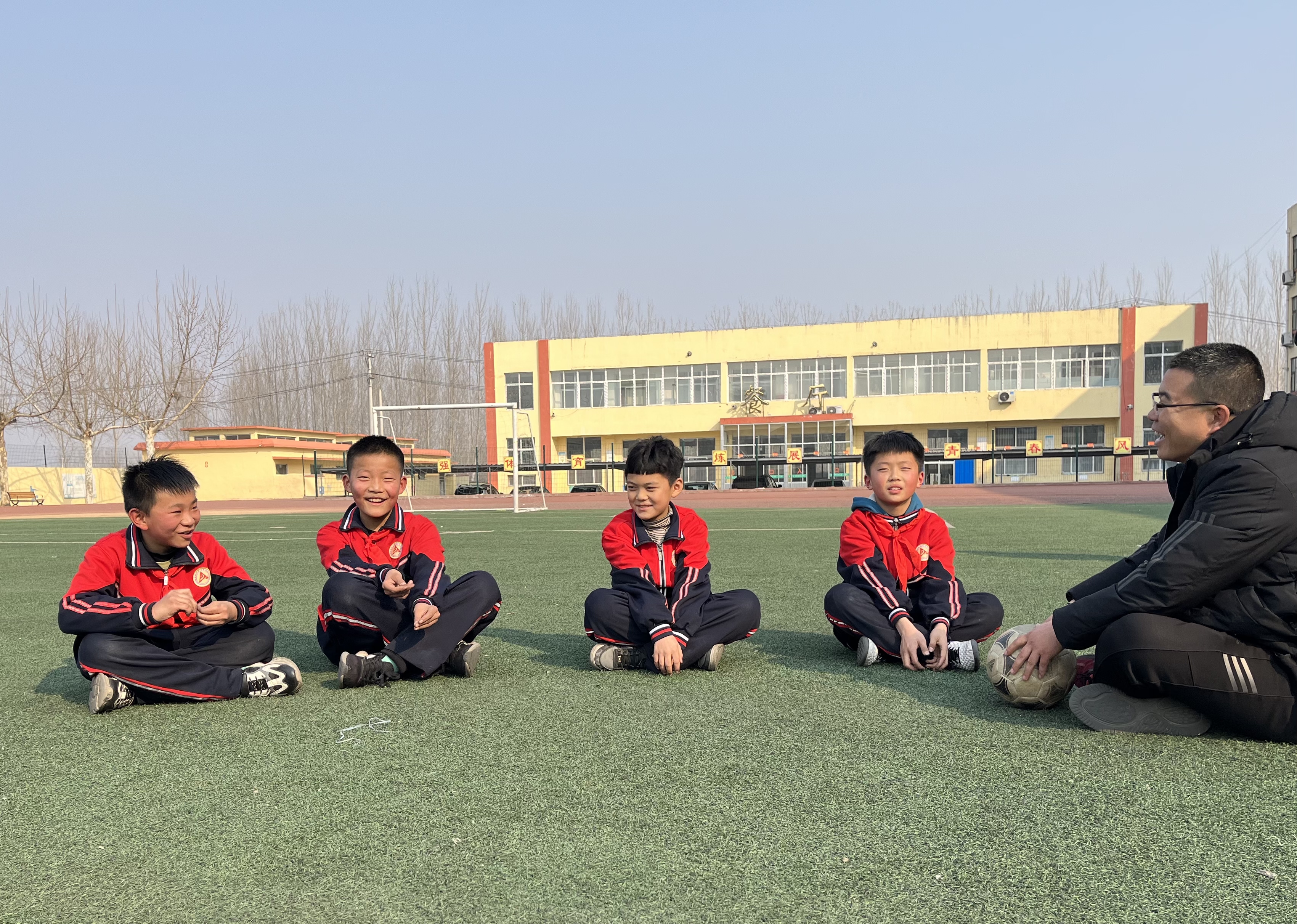 沂南学足球,乡村小学足球课