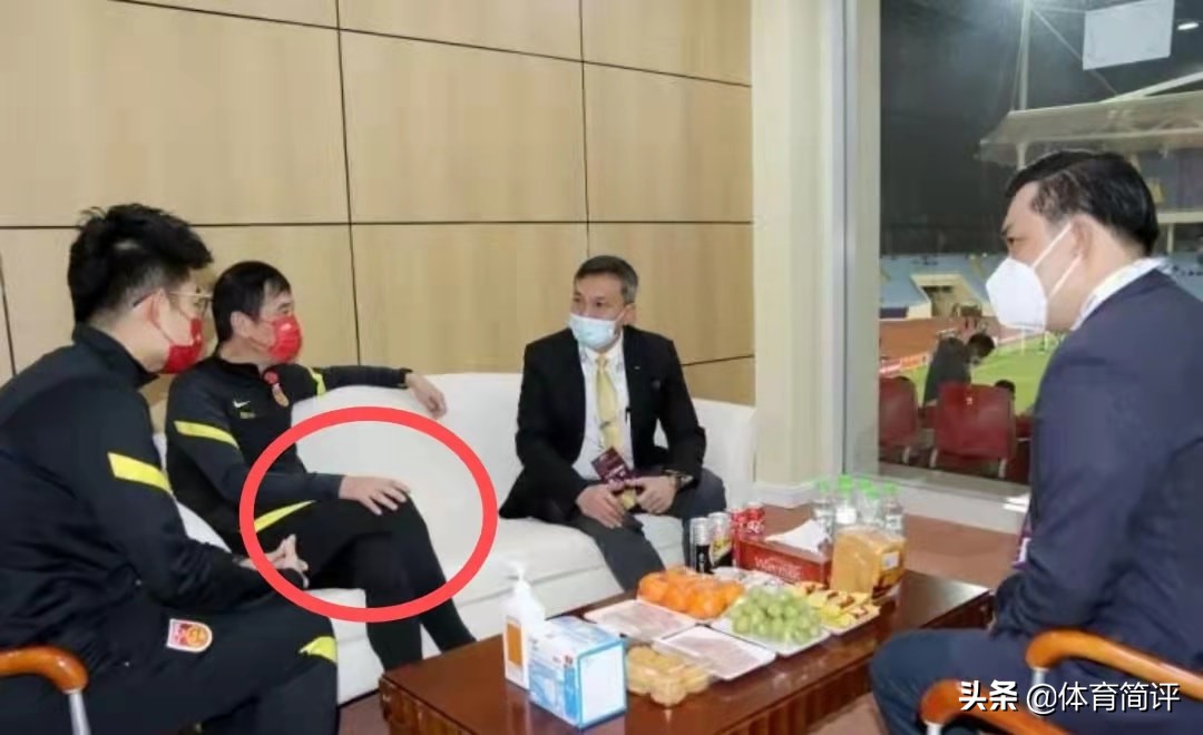 讽刺！国足1-3越南队赛前，足协主席陈戌源获赠1件越南队10号球衣