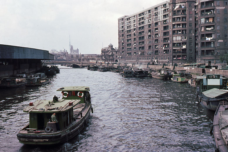 八十年代的上海老照片,踩在东海沿岸闪耀着无与伦比的繁荣骄傲