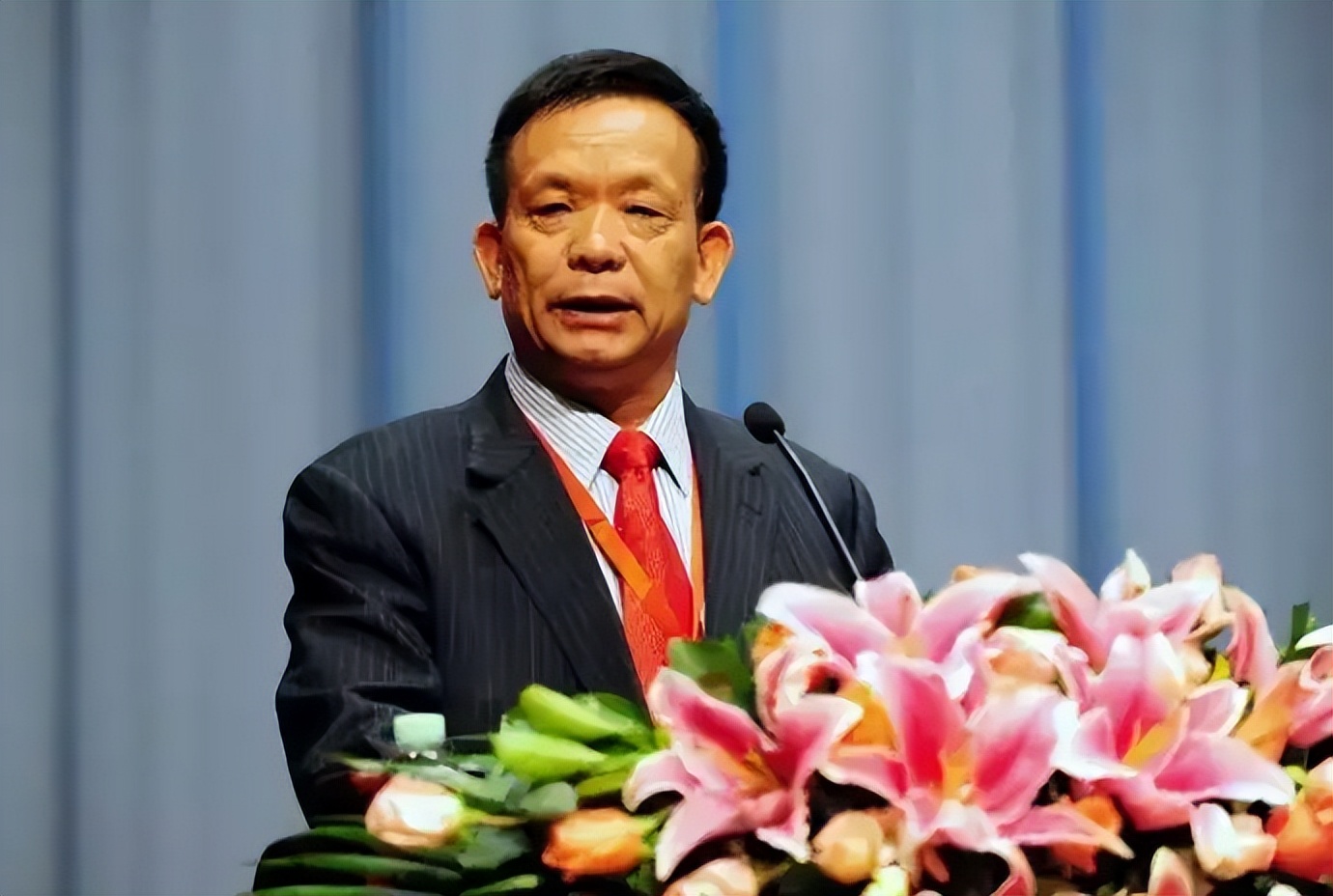 他15岁考入清华后还在工地打工,15岁开始打拼如今过亿身价的他