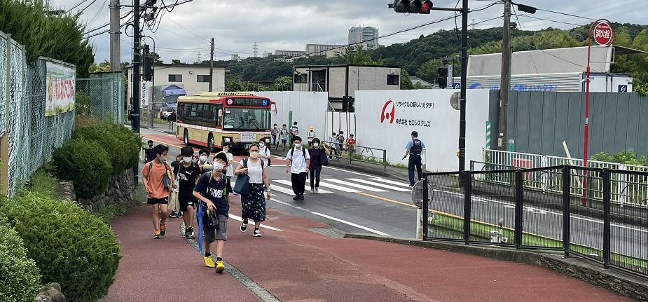背着书包上学堂：日本小学生是这样上学的