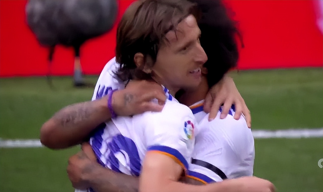 众生相!马塞洛高举奖杯,安切洛蒂被抛起,阿扎尔“带伤”庆祝