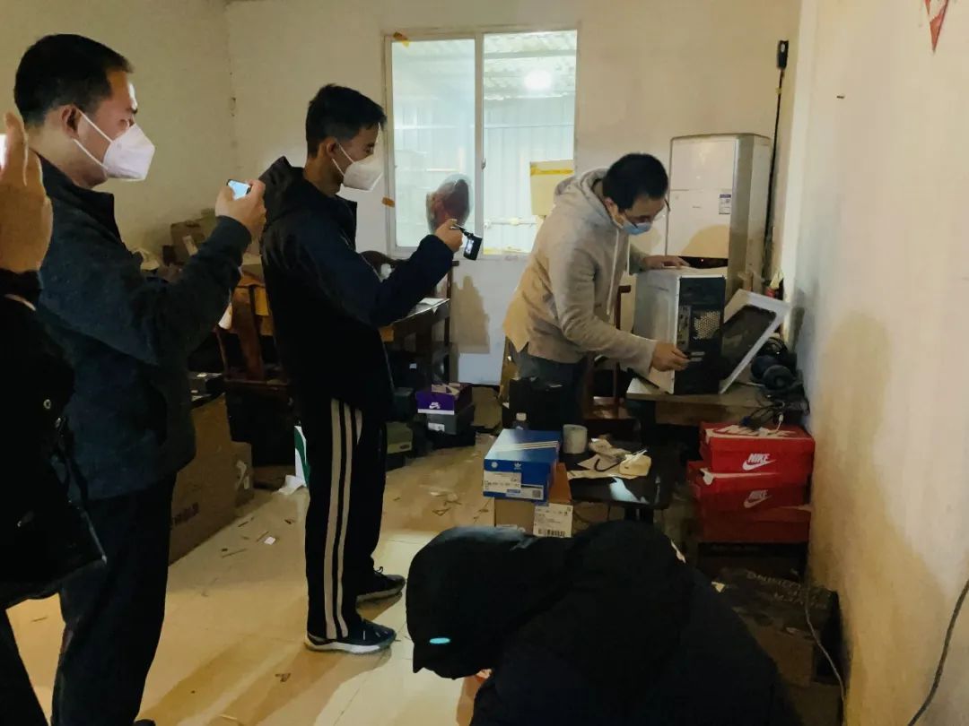 成都龙泉驿公安查获假冒品牌运动鞋5.3万双