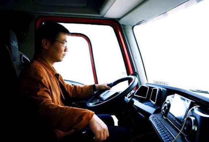 从年入38万的巨富到拼命的“加班狗”，中港司机给我们什么启示？