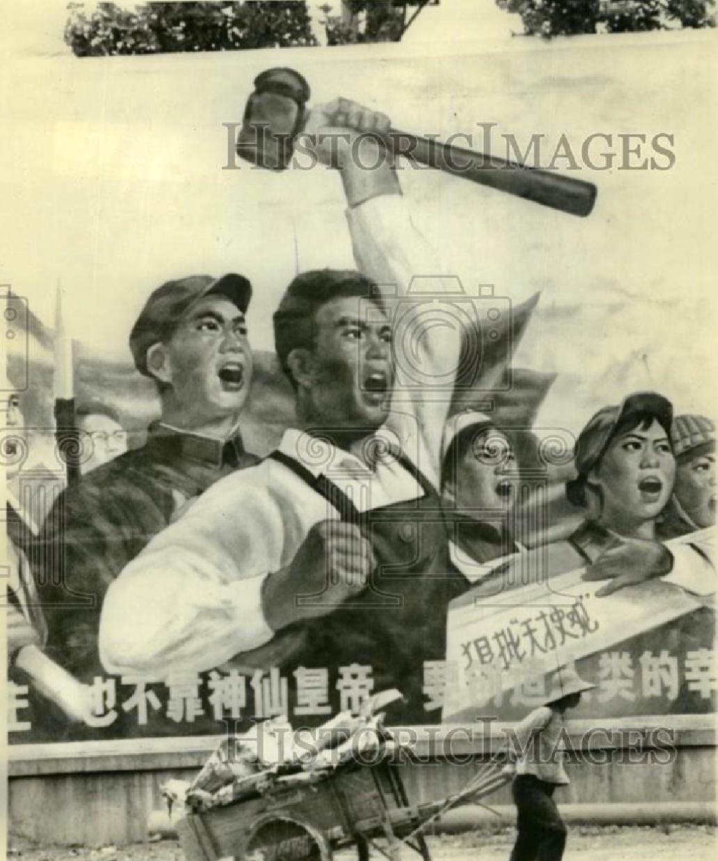 卑鄙龌龊老照片：*楼青**女子妖娆多姿，妇女露胸喂奶被孩子撕扯衣服