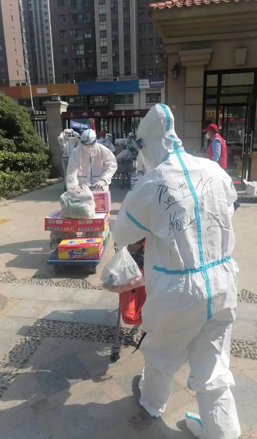 战“疫”路上不停歇的亚星盛世物业“跑腿团”