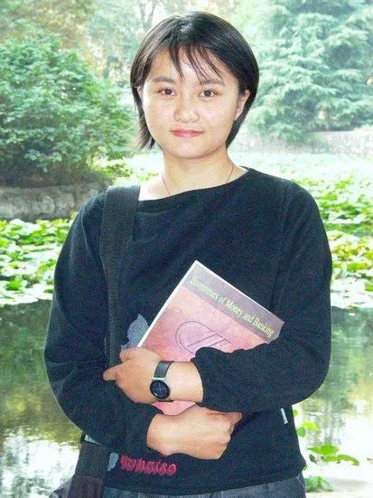 一张照片改变了这个女孩一生,一位改变山寨命运的农村女人