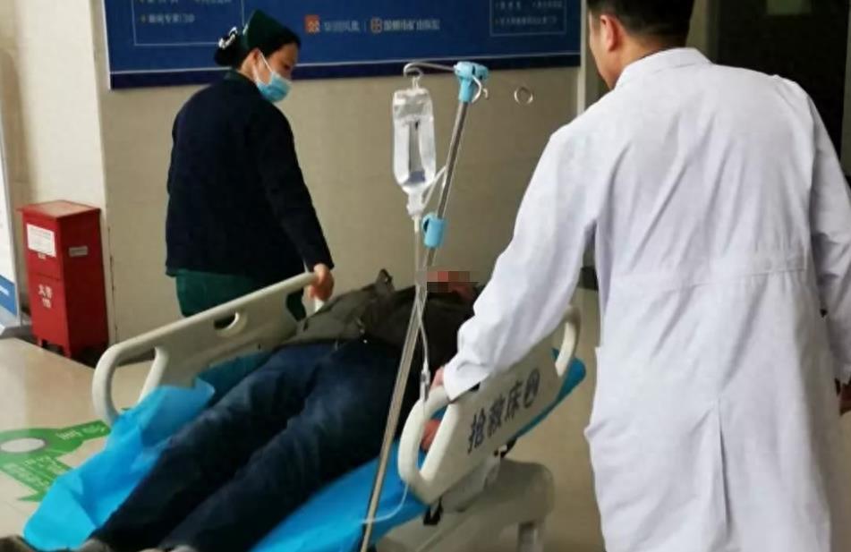 临终老人被强行抢救,癌症晚期昏迷插胃管