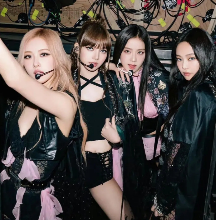 韩国女明星露肩上衣 (韩国女星露肩上衣)