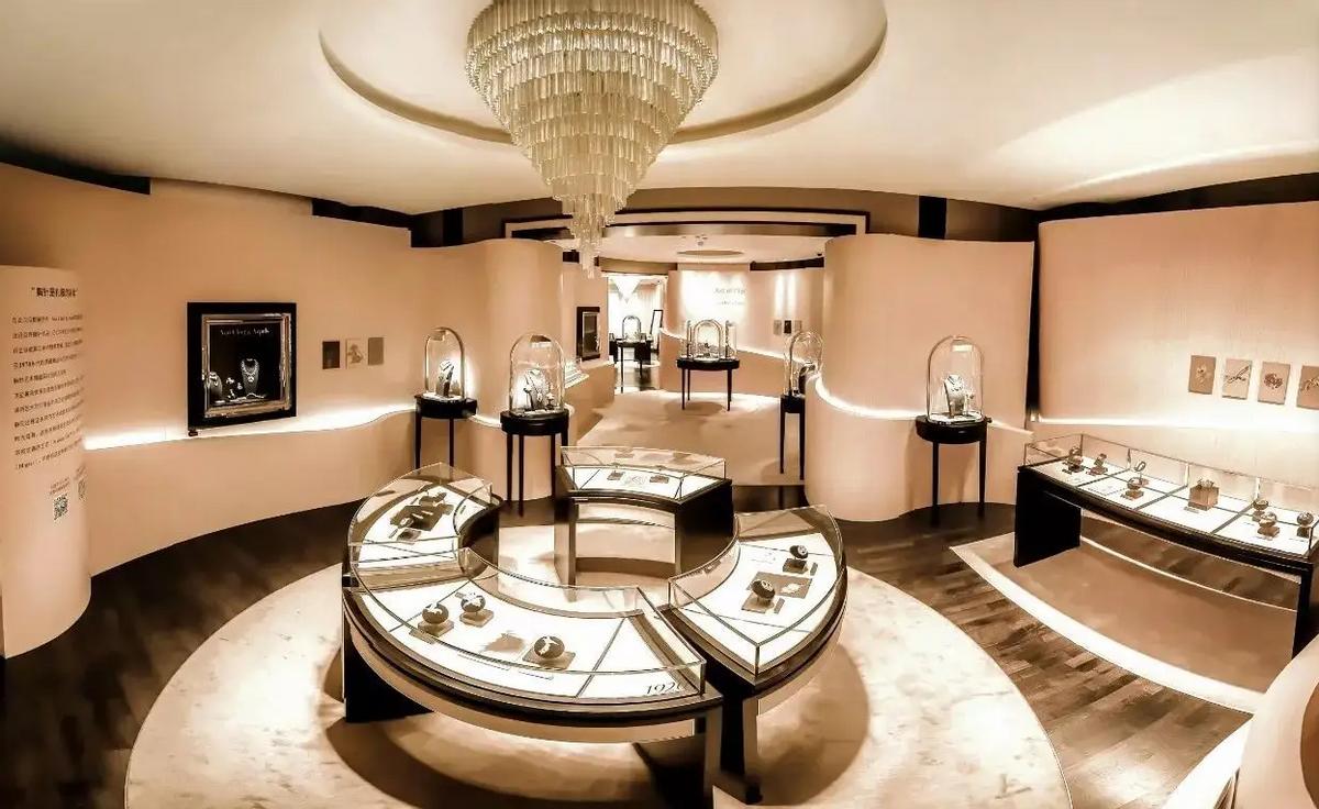 国外小哥假扮富二代混入上流社会,假扮富豪混进上流社会