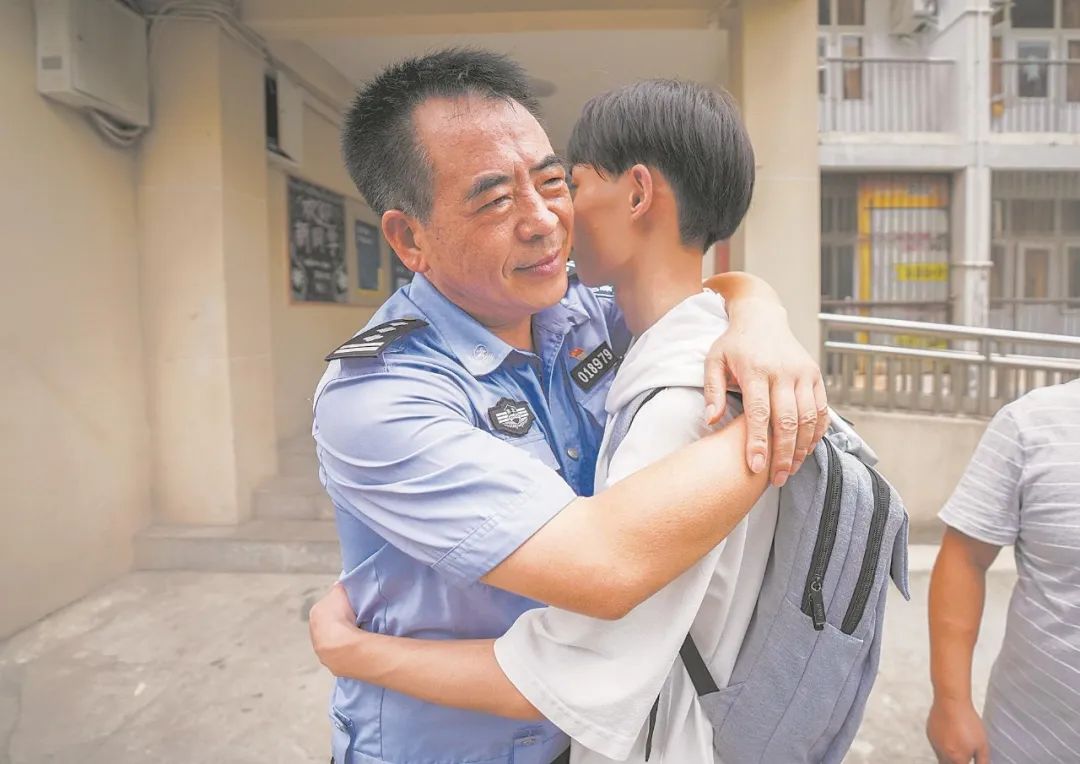 【我为群众办实事】“我一定要让小严按时到学校报到！”