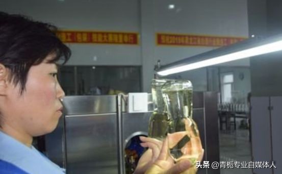 男子鉴定几十瓶假酒发飙,男子上门鉴定几十瓶假茅台发飙