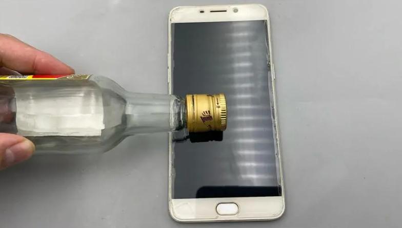 白酒滴手机上一次能省不少钱,手机上滴白酒