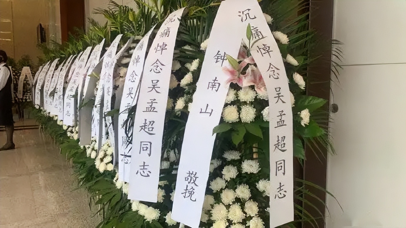 花圈上挽联一般都写什么字,花圈上挽联方法有哪些讲究