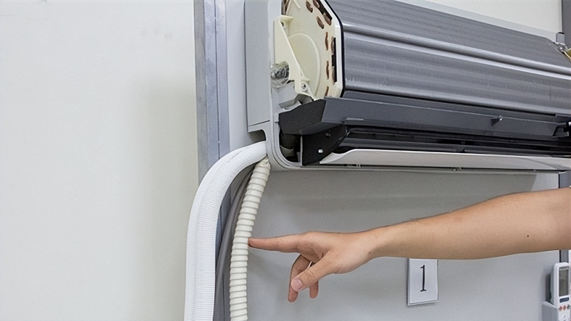 空调漏水维修师傅,空调漏水找师傅来修两百块钱