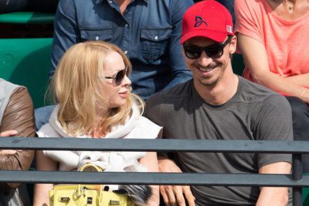 相爱20年不结婚，这对姐弟恋火了！网友：一物降一物，孤狼配悍妇